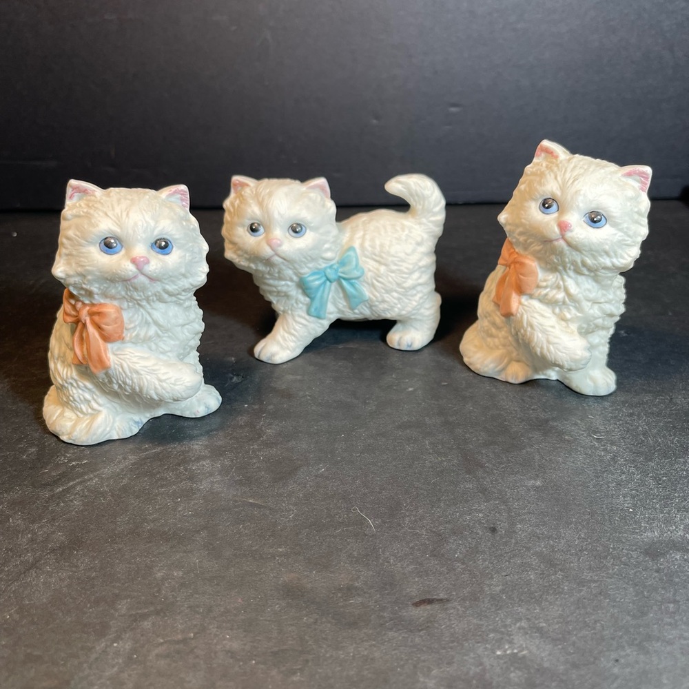 Vtg HOMCO 3 White Persian Kitten Blue Eyes Blue Pink Bow Figurine ￼T82